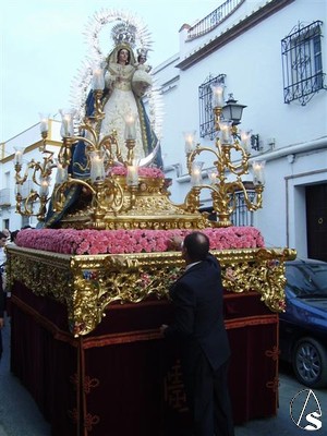 Discurrir de la procesión de la Virgen de los Remedios por las calles de Marchena 
