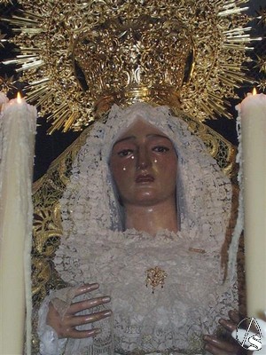 La dolorosa guarda cierto parecido con la Virgen de la Esperanza de Dos Hermanas, obra del mismo escultor 