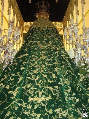 Manto de terciopelo verde bordado en oro de la Virgen 