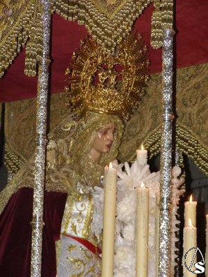 La Virgen del Amor en su paso de palio durante la noche del Viernes de Dolores 