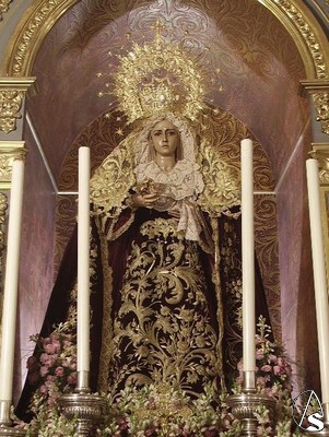 La Virgen de la Amargura se venera en un camarín en la cabecera de la nave lateral derecha de la parroquia 