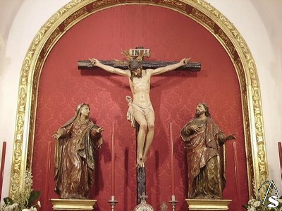 En el Altar Mayor junto a dos esculturas policromadas de San Juan y la Virgen de finales del s.XVII recibe culto el crucificado de la Vera Cruz 
