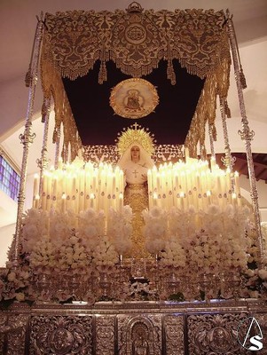 La Virgen del Amparo en su paso de palio tras no poder salir por la lluvia el Martes Santo de 2007 
