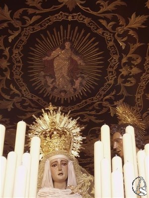 En la gloria del techo de palio se encuentra la Inmaculada Concepción, réplica de la titular de la hermandad y venerada en el retablo mayor