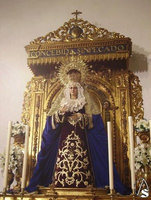 Retablo lateral de la Virgen tallado por Rafael Barbero y ampliado y dorado por Manuel Guzmán Bejarano 