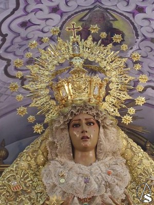 La Virgen fue coronada el 30 de noviembre de 1959, en la ráfaga de la corona estan las medallas de numerosas patronas de España y en el canasto se situaron otras cuatro imágenes en plata, la Virgen de Cuatrovitas, la Virgen del Pilar, la Virgen del Rocío y la Virgen de Guadalupe 