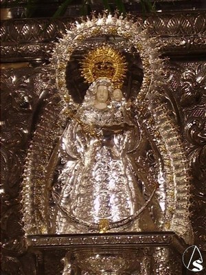 Imagen en plata de la Virgen de las Nieves, patrona de Los Palacios y que se coloca en la delantera del paso de palio 