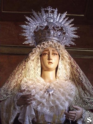 La Virgen de los Dolores acompaña bajo palio a su hijo en la jornada del Miercoles Santo 