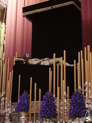 El Cristo Yacente en el Altar Mayor de la parroquia de Sta. María Magdalena para la celebración del Triduo en su honor 