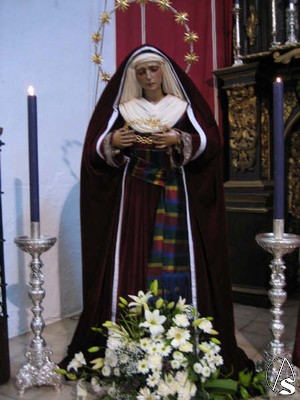 Fiel a la tradición de Cuaresma la Virgen de la Esperanza se viste de hebrea 