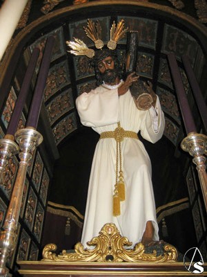 Jesús Nazareno colocado sobre su paso aun con túnica blanca