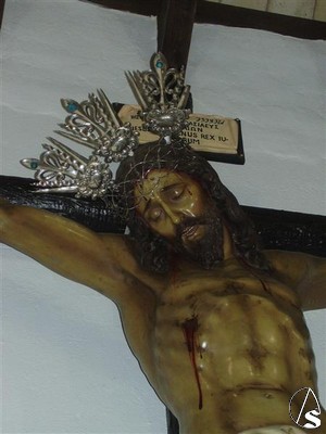 La imagen del Cristo es venerada en el presbiterio  