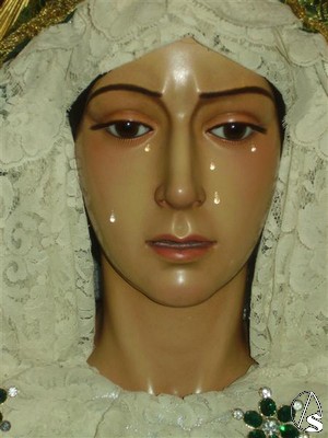 Primer plano del bello rostro de la Virgen de la Esperanza