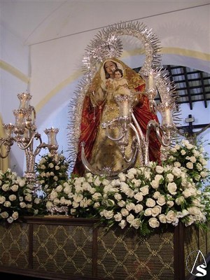 Paso de la Virgen del Rosario 