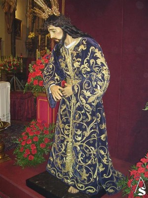 Procesiona la noche del Miércoles Santo la talla del Nazareno con las manos atadas y en absoluto silencio 