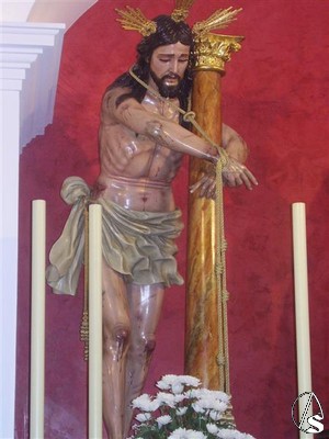 Como su propia advocación indica representa el momento en el que Jesús es amarrado a una columna a la espera de ser flagelado 