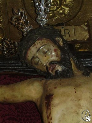 Crucificado realizado mediante la técnica de telas encoladas, es de autor desconocido y podría fecharse a finales del siglo XIV