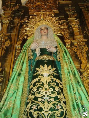 La Virgen tiene corona de oro de José Domínguez donada en 1983 por varios hermanos, otra de plata sobredorada y una aureola para cuando es vestida de hebrea durante la cuaresma entre otros enseres 