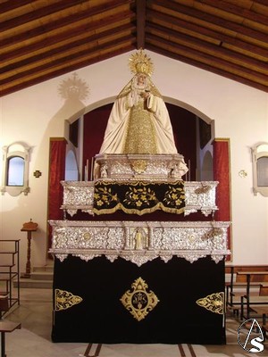 El 15 de agosto se celebra una eucaristía en la puerta de la capilla y lo preside la Virgen de la Soledad vestida de blanco colocada sobre su paso 