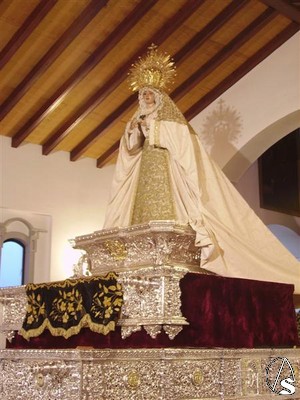Diversas modificaciones realizadas con las piezas de orfebrería del paso hacen que la Virgen gane altura resultando un original altar de cultos 