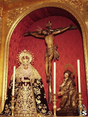 Altar con las imágenes titulares en la parroquia de Santa María de la Oliva 