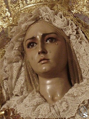 El escultor Rafael Barbero tomó algunos rasgos del rostro de su esposa para tallar a la Amargura 