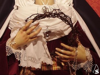 Las manos de la Virgen portando una corona de espinas durante la pasada cuaresma 