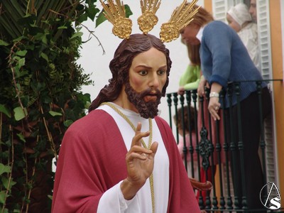 En el único paso de la cofradía aparece la imagen de Jesús a lomos de un borriquillo acompañado de un niño en su entrada en Jerusalén 