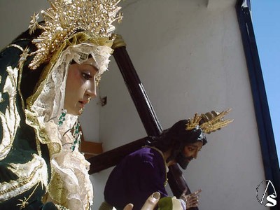 La imagen de la Virgen es obra de Javier Cuadrado y la del Cristo de Manuel Ramos Corona 