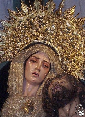Ambas imágenes son obra del escultor sevillano Dubé de Luque, la Virgen fue realizada en 1991 y el Cristo en 1995