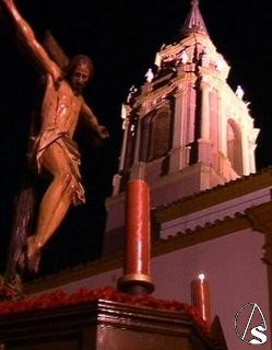 El Cristo de la Salud a los pies de la torre de Santa Mara la Blanca de Los Palacios.