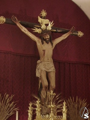 El Santisimo Cristo de la Sangre esta realizado en carton piedra 