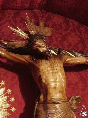 Para prevenir el ataque de xilófagos el Cristo esta realizado en madera de cedro ahuecada y quemada por dentro 