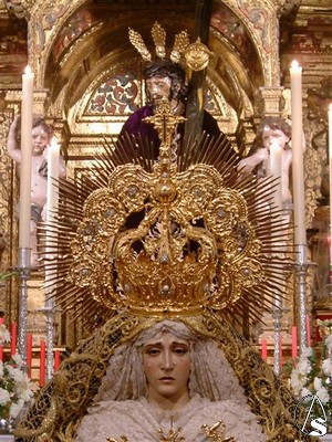 La imagen de la Virgen es una talla de candelero propia de la época en la que empieza a extenderse la corriente de los Siervos de María  