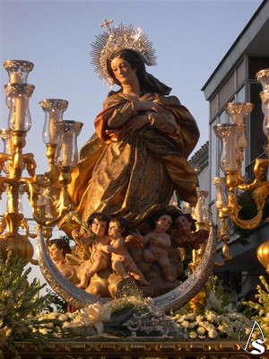 La Virgen de la Aurora representa la asunción de María a los cielos. Es una escultura de madera policromada y estofada 
