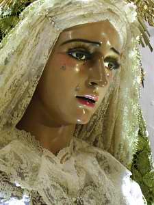La Virgen del Amparo, de rostro aniñado y rasgos muy acusados es obra también de Luis Álvarez Duarte realizada en 1971 