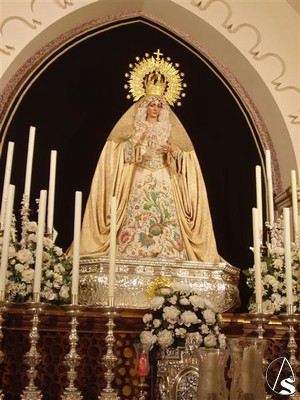 Preside la capilla del Descendimiento la Virgen de las Angustias 