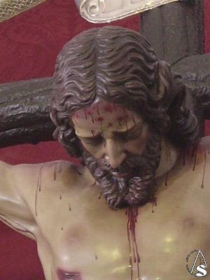 La cabeza del Cristo cae directamente hacia abajo a diferencia de otros crucificados 