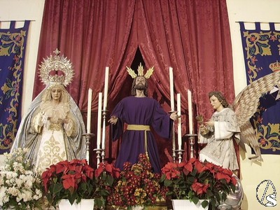 Los titulares reciben culto en un altar del lateral de la parroquia 
