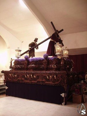 A Jesús de la pasión lo acompaña en el paso la imagen de Simón de Cirene, salido también de la gubia de Álvarez Duarte en 1995 