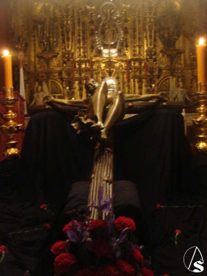 El crucificado expuesto en la parroquia de Sana María tras su restauración 