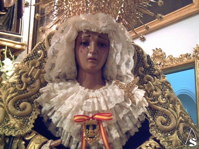 Bello rostro de la Virgen de los Dolores en su besamanos extraordinario tras la imposición de la medalla de oro 
