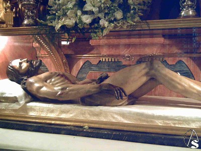 El Cristo Yacente fue tallado por Rafael Barbero en 1967 