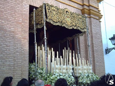 Dificultosa salida del palio por la puerta de la Iglesia de la Purisima Concepción 