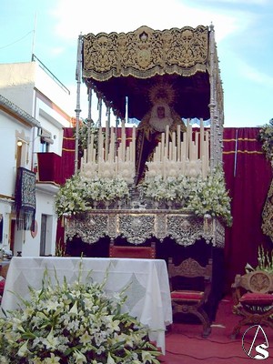 Paso de palio de la virgen de los Dolores en el altar instalado para la imposición a la dolorosa de la medalla de oro de la Villa de Villaverde 