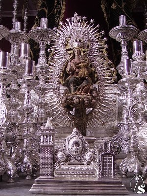 El paso de palio lleva en su delantera una imagen en miniatura de la Virgen de Loreto, patrona del Aljarafe 