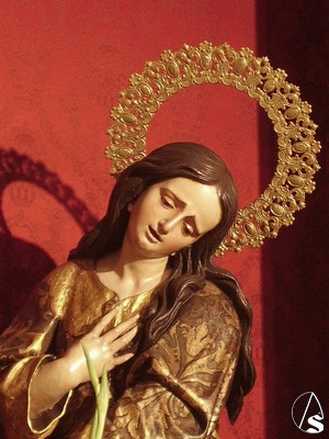 Interesante imagen de María Magdalena que procesiona a los pies del Santísimo Cristo 