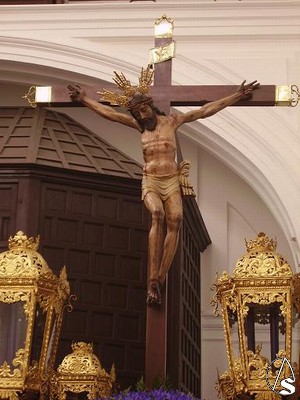 El Cristo de la Vera Cruz está crucificado sobre una cruz de madera plana, algo poco habitual entre los crucificados