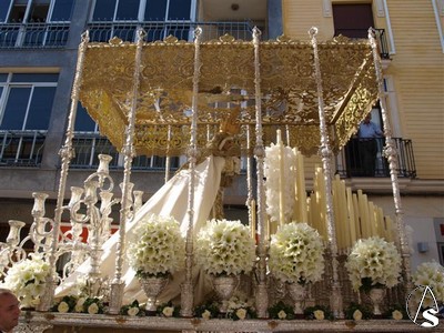  La Virgen del Rosario procesiona bajo palio obra del taller de Esperanza Elena Caro, la orfebrería es obra del taller de Villarreal y cuelga de sus 12 varales 12 rosarios de oro