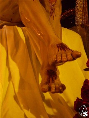 Detalle de los pies del Cristo de la Buena Muerte 